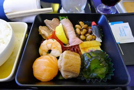探秘全球第一航空公司飞机餐，商务舱的美食之旅