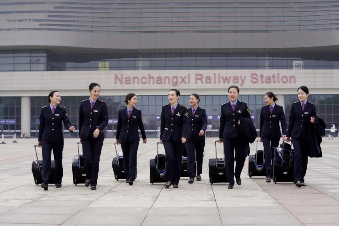 空中乘务员与电影，光影交织中的职业魅力
