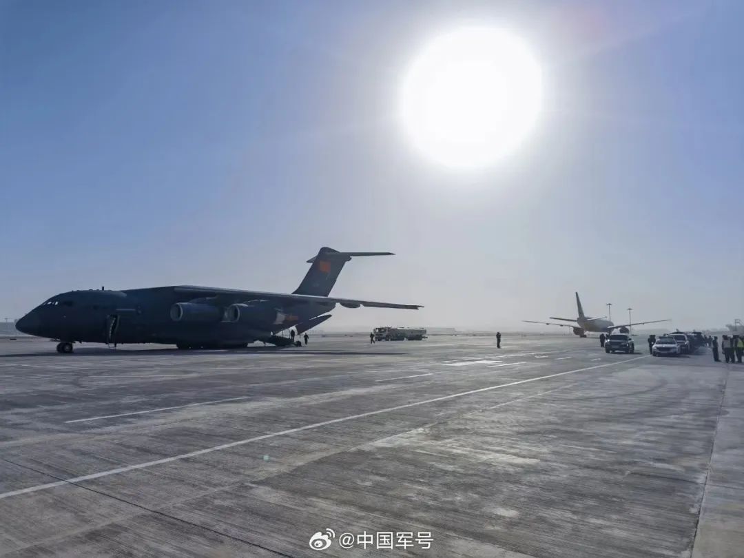震撼视角，飞机着陆瞬间轮胎触地白烟滚滚的壮观场面