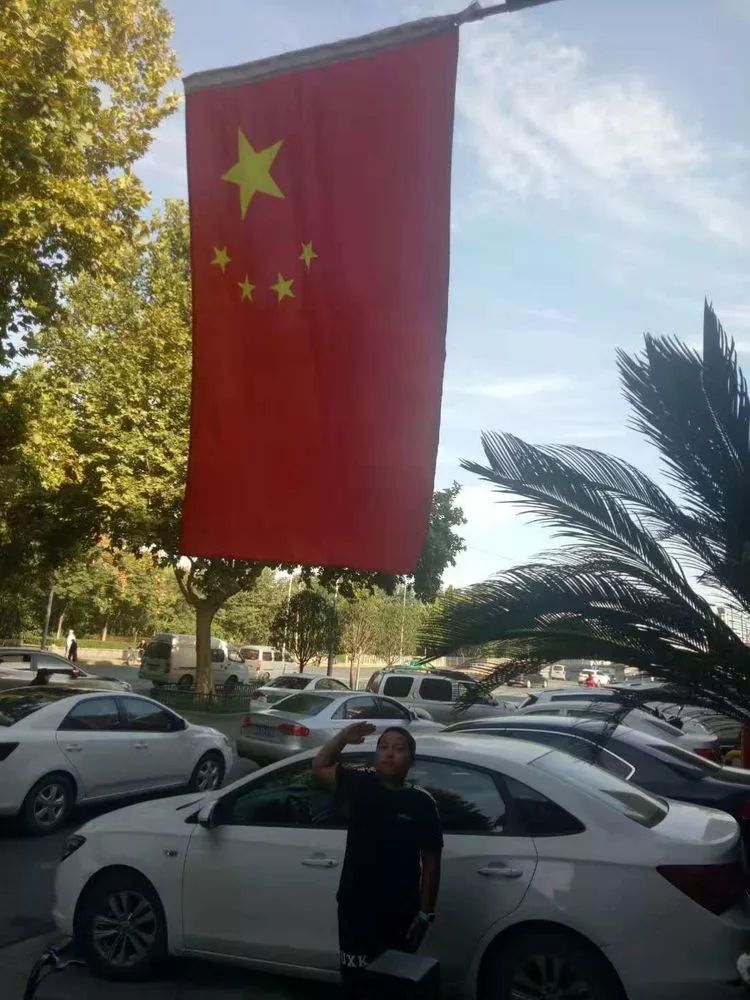 中国国旗设计者，承载国家荣耀与民族精神的设计巨匠