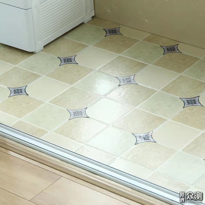 锁扣地板安装，胶水是否必需？