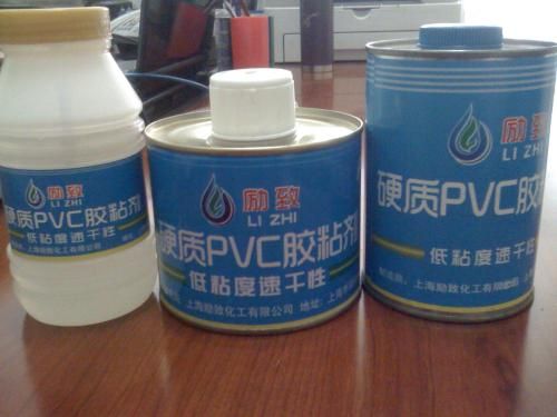 PVC地板专用胶水，解析其特性与应用