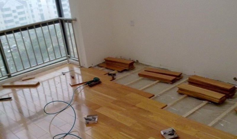 安装地板都需要使用胶水吗？解析地板安装中的粘合剂问题