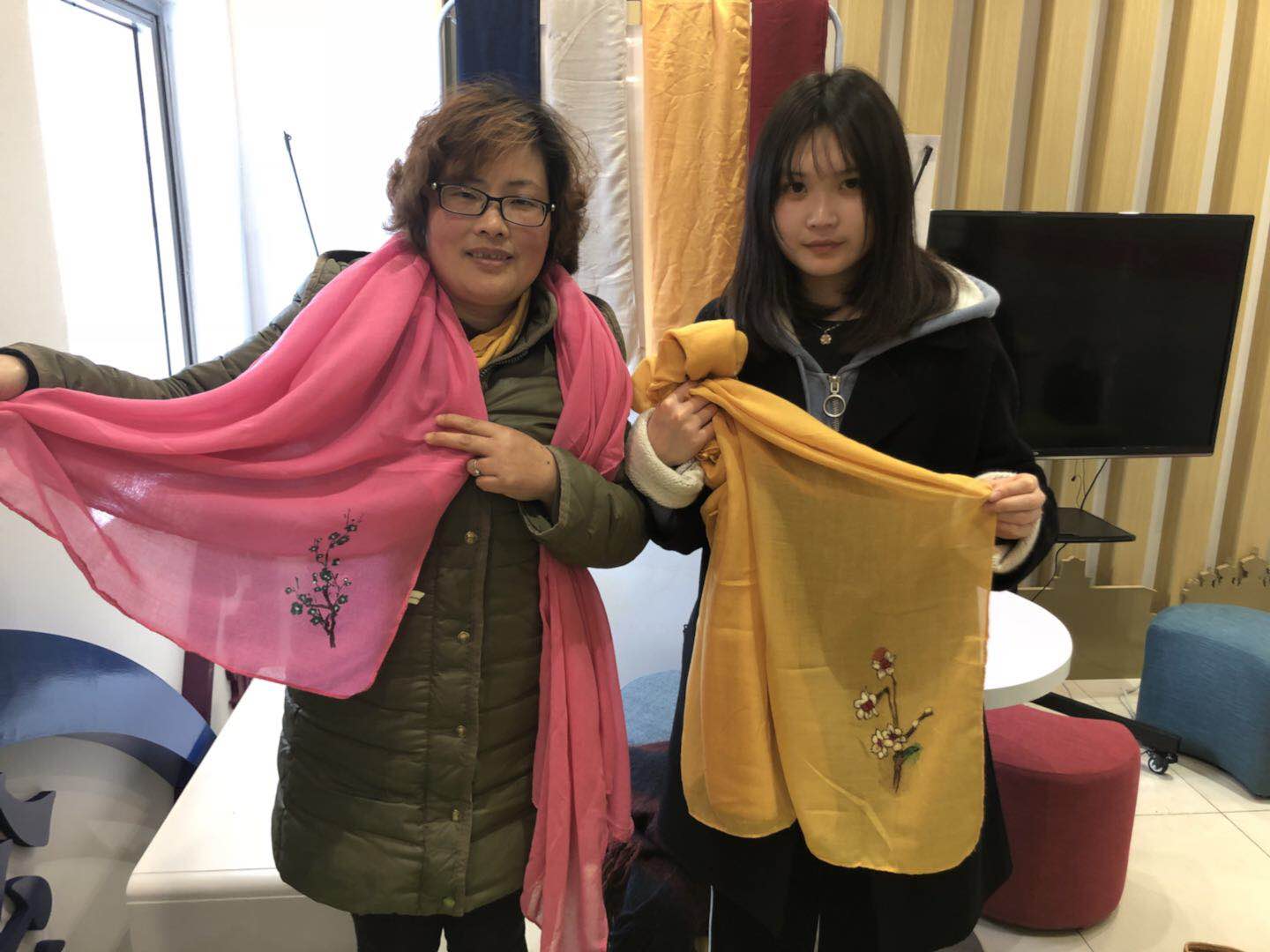 送未来婆婆丝巾——一份心意的传递