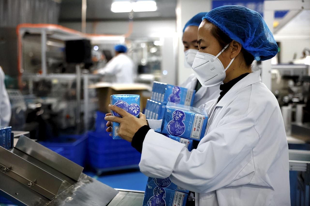 工地现场，繁忙中的秩序与力量的展现