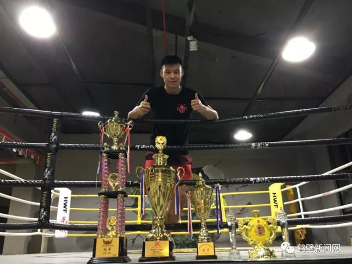 业余散打冠军，荣耀之路与不屈之志