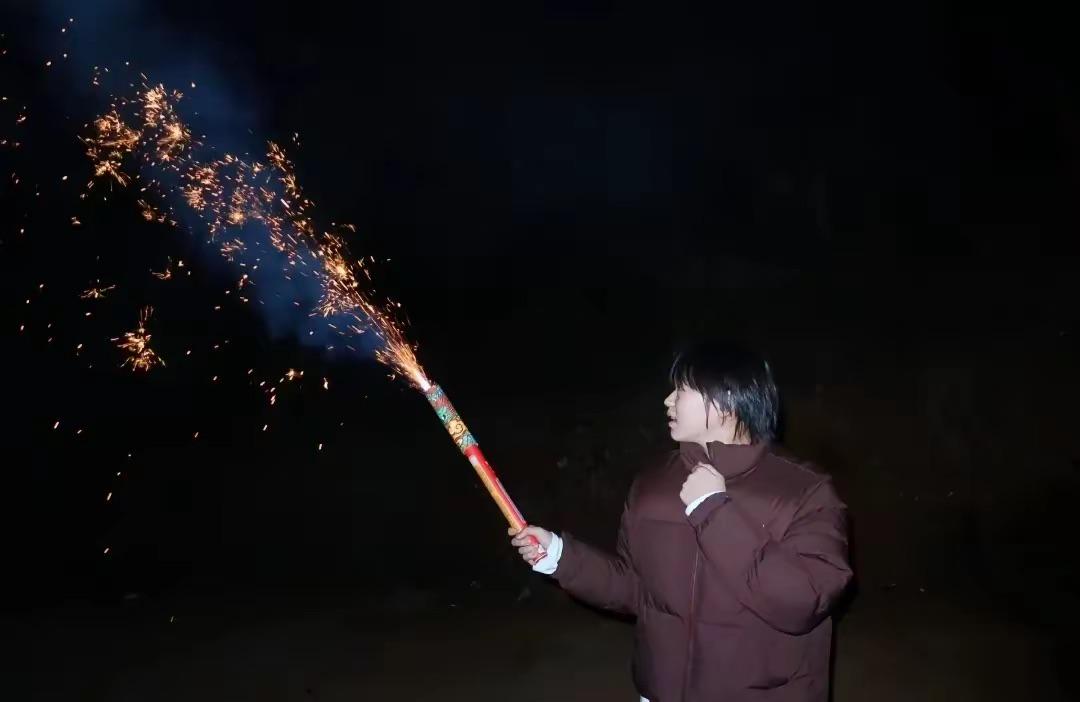 手持烟火信号棒，一种独特的文化体验与情感表达