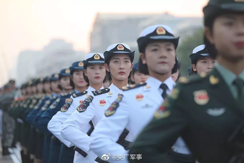 女兵穿军靴，新时代女性的力量与风采