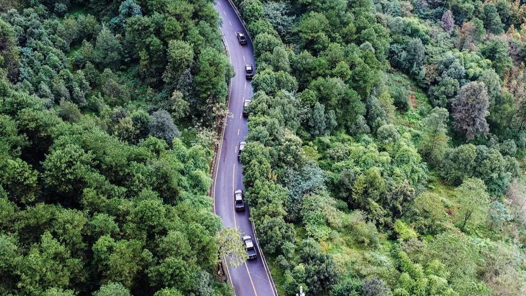 同等级的山地与公路，探索自然与人工的交融之美
