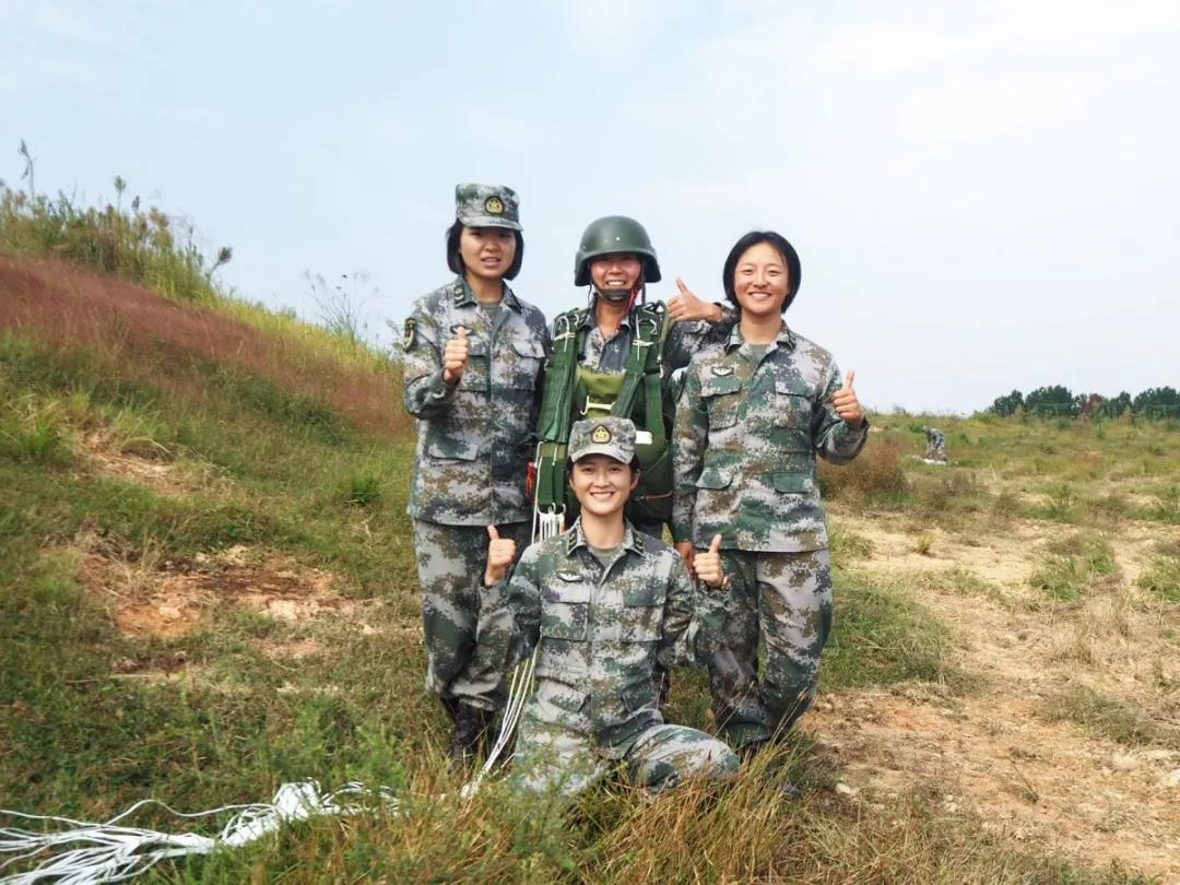 伞兵女兵，突破天际的勇敢之花
