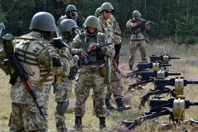 伞兵全国空降，英勇无畏的空中力量展现