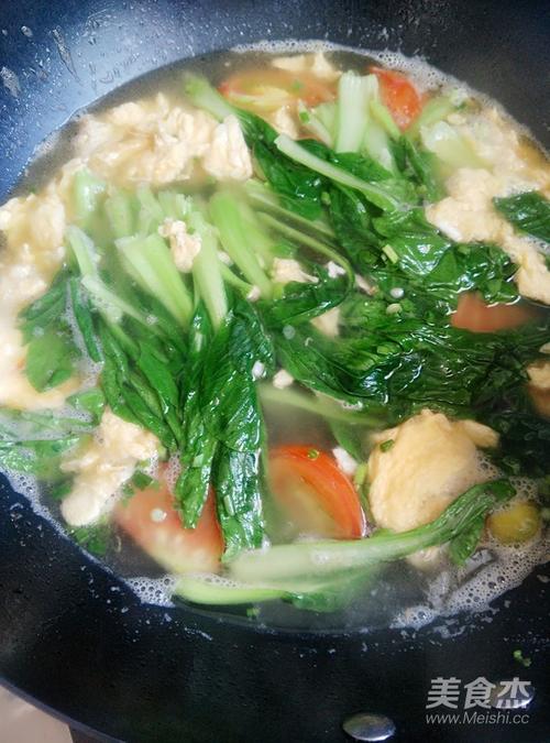 西红柿小白菜蛋花汤，一道家常美味汤品的制作与赏析