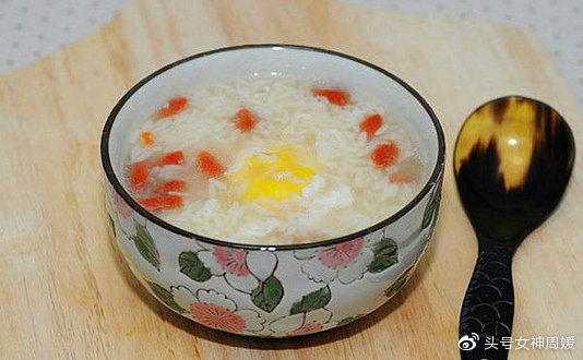 米酒蛋花粥，传统美食的魅力与现代生活的融合