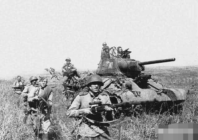 二战苏军伞兵装备研究