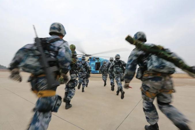 国庆阅兵中的伞兵，英勇与荣耀的象征