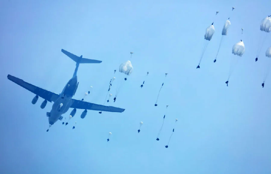 伞兵风云，英勇无畏的空中战士