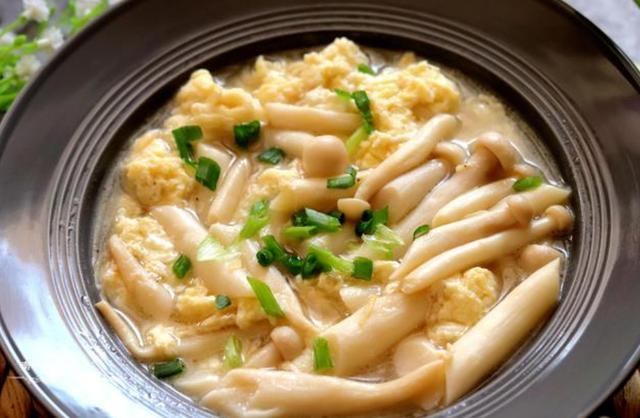 白蘑菇蛋花汤，一道美味与健康并存的佳肴